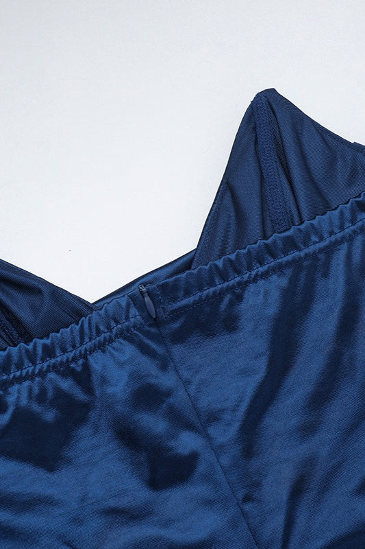Vestido formal de satén con corsé de escote pronunciado y abertura
