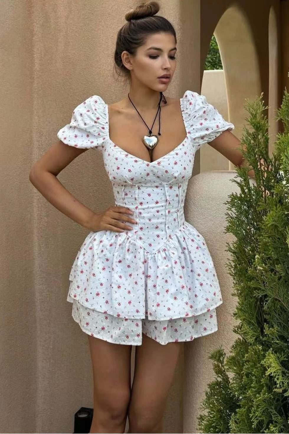 Minivestido Dulce con Volantes Escalados, Manga Abullonada y Lazo en la Cintura
