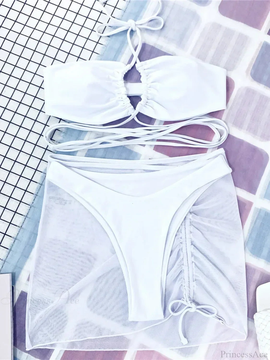 Traje de baño de tres piezas con bikini y pareo de malla