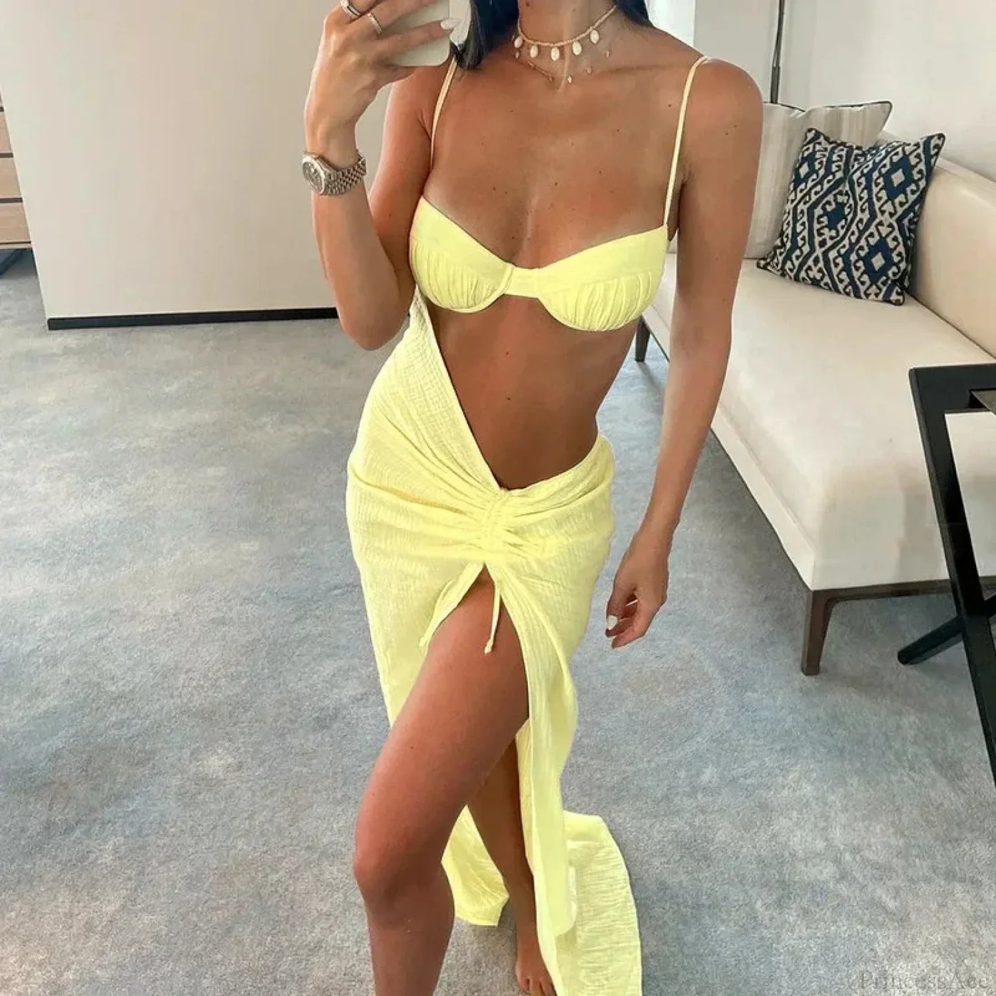 Conjunto de bikini amarillo con pliegues y calados para la playa