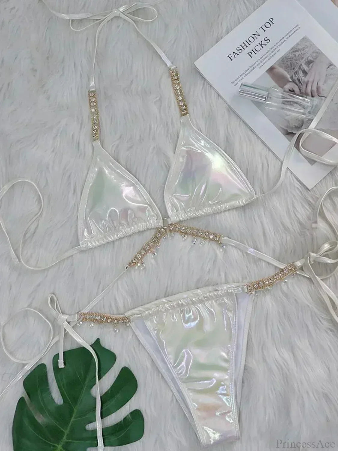 Conjunto de bikini con diamantes y envoltura de piel sintética brillante