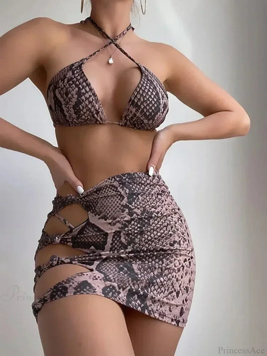 Traje de baño de tres piezas con estampado de piel de serpiente