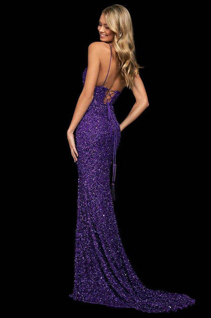 Vestido largo formal con lentejuelas, espalda descubierta y abertura.