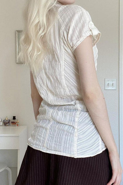 Blusa Blanca Texturizada Ajustada Fruncida con Cuello Polo