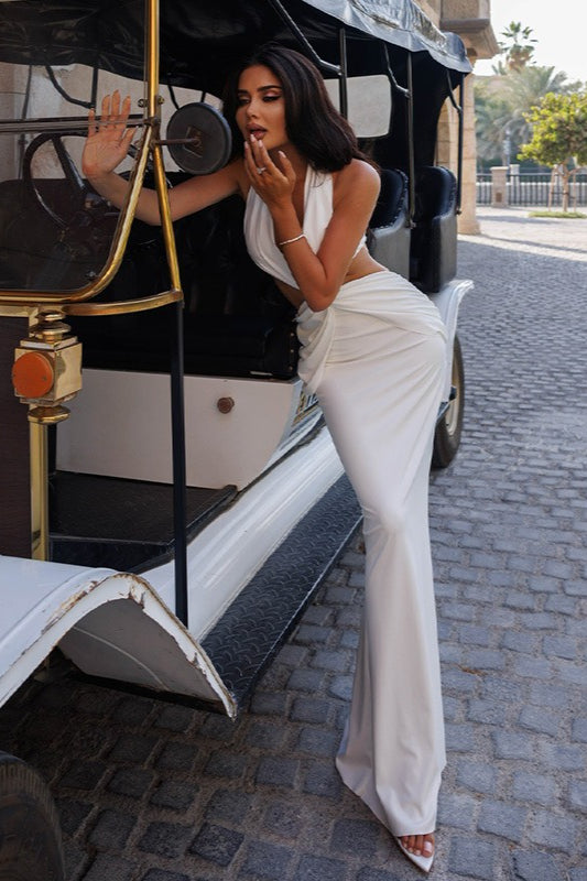 Vestido Formal Halter con Paneles Transparentes