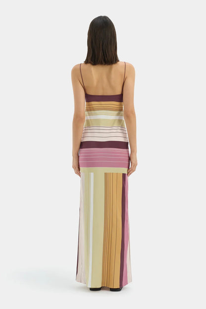 Vestido midi ceñido con tirantes finos, estampado floral elegante y lazo en la cintura