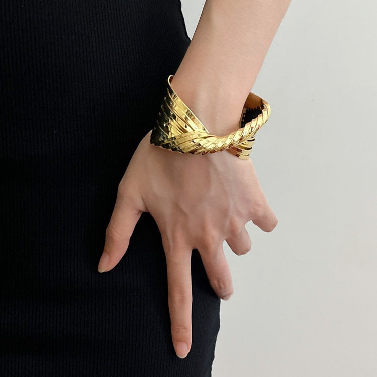 Pulsera abierta irregular con cruce de metal