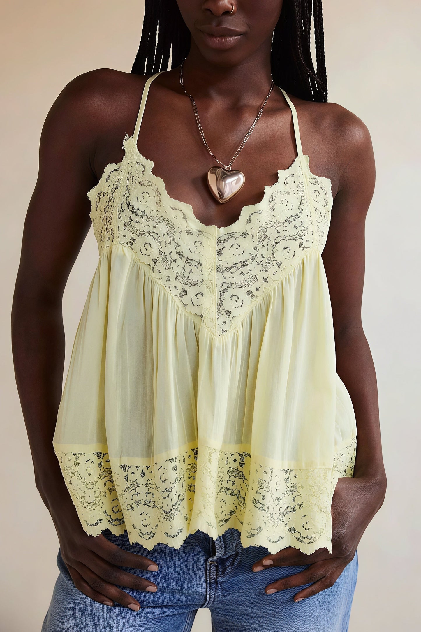 Top camisero con tirantes de volantes y encaje
