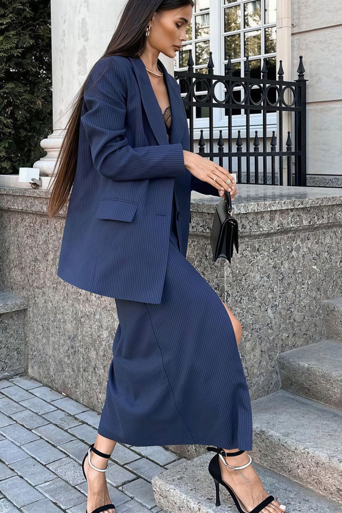 Conjunto de blazer de manga larga con solapa a rayas y falda con abertura