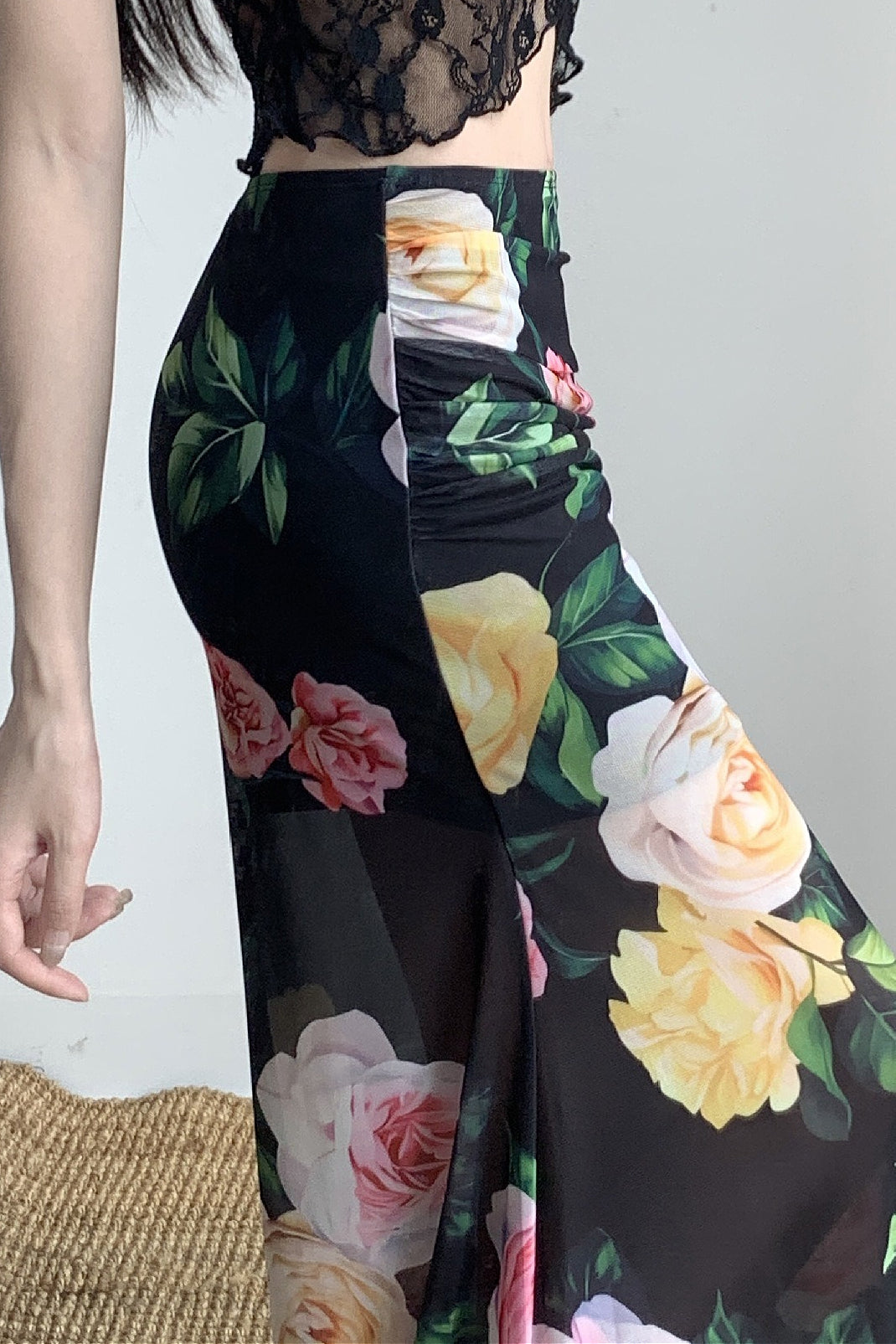 Falda de cadera de talle bajo y corte ajustado con estampado floral para las fiestas