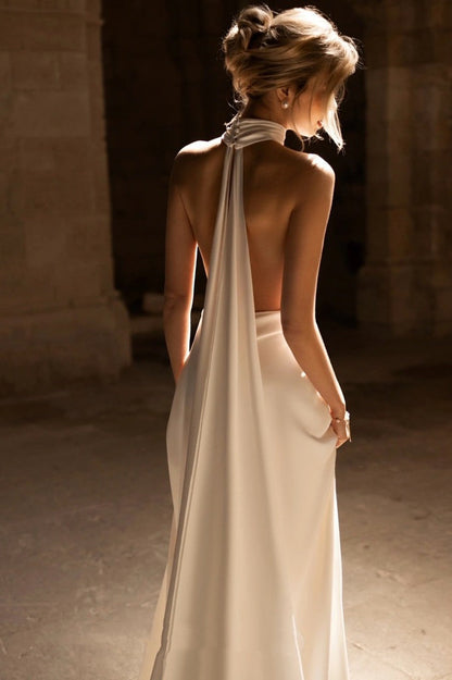 Vestido de recepción minimalista con cuello halter y escote en V pronunciado