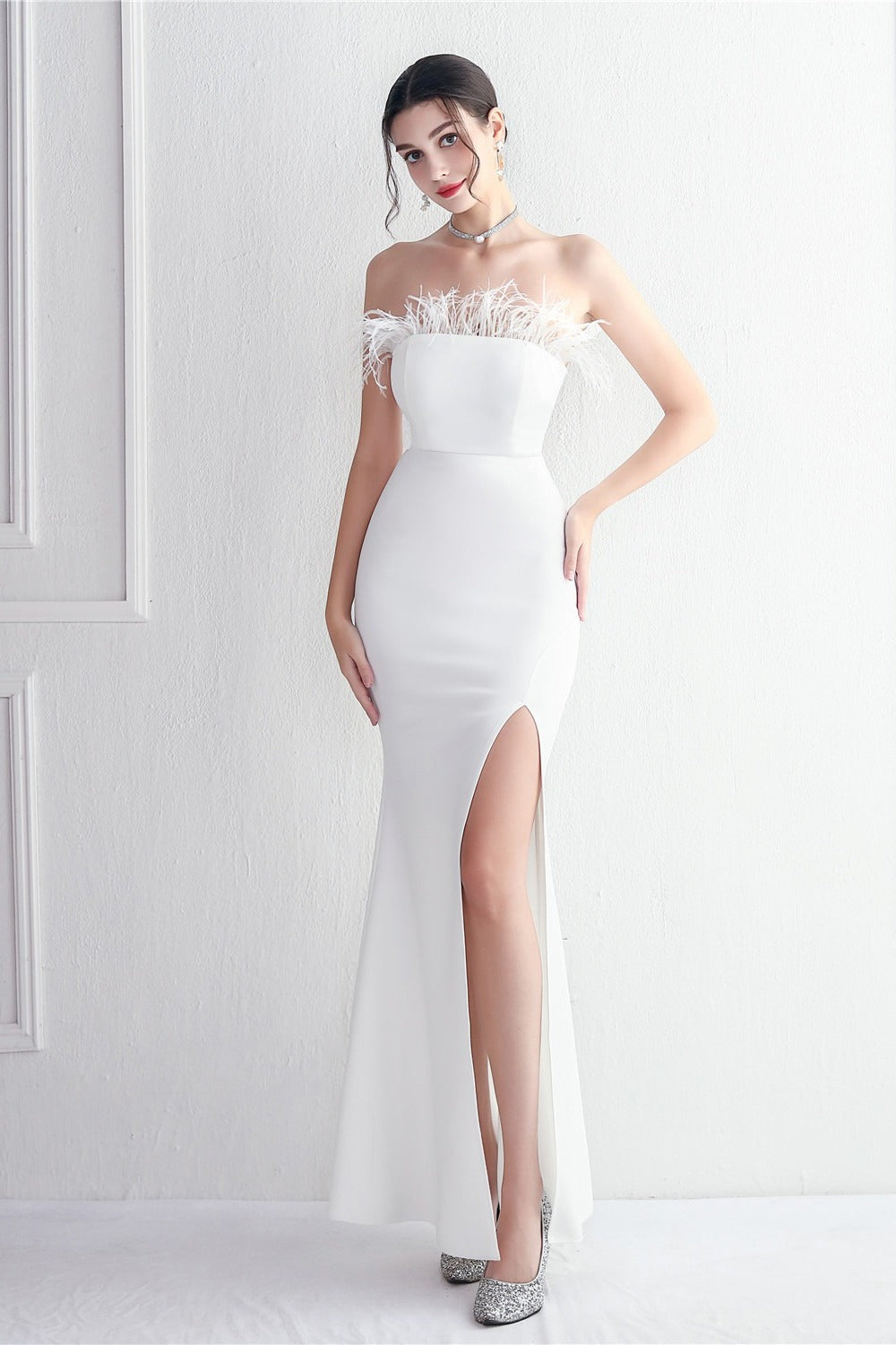 Vestido de fiesta elegante sin tirantes con ribete de plumas