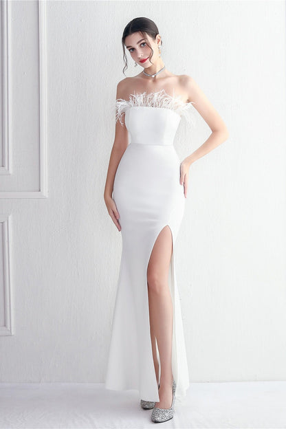 Vestido de fiesta elegante sin tirantes con ribete de plumas