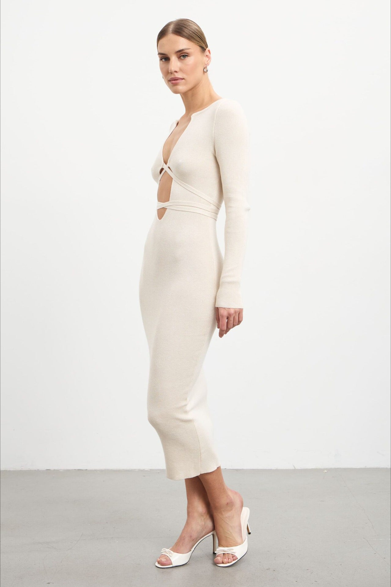 Vestido de punto calado con escote en pico pronunciado