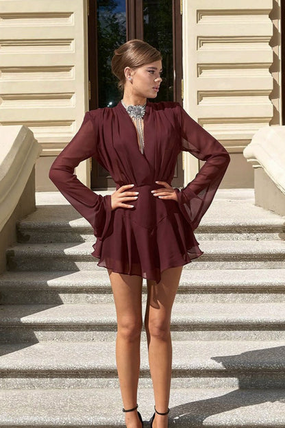 Vestido corto de chifón color borgoña con cuello de pico, manga larga y cintura entallada