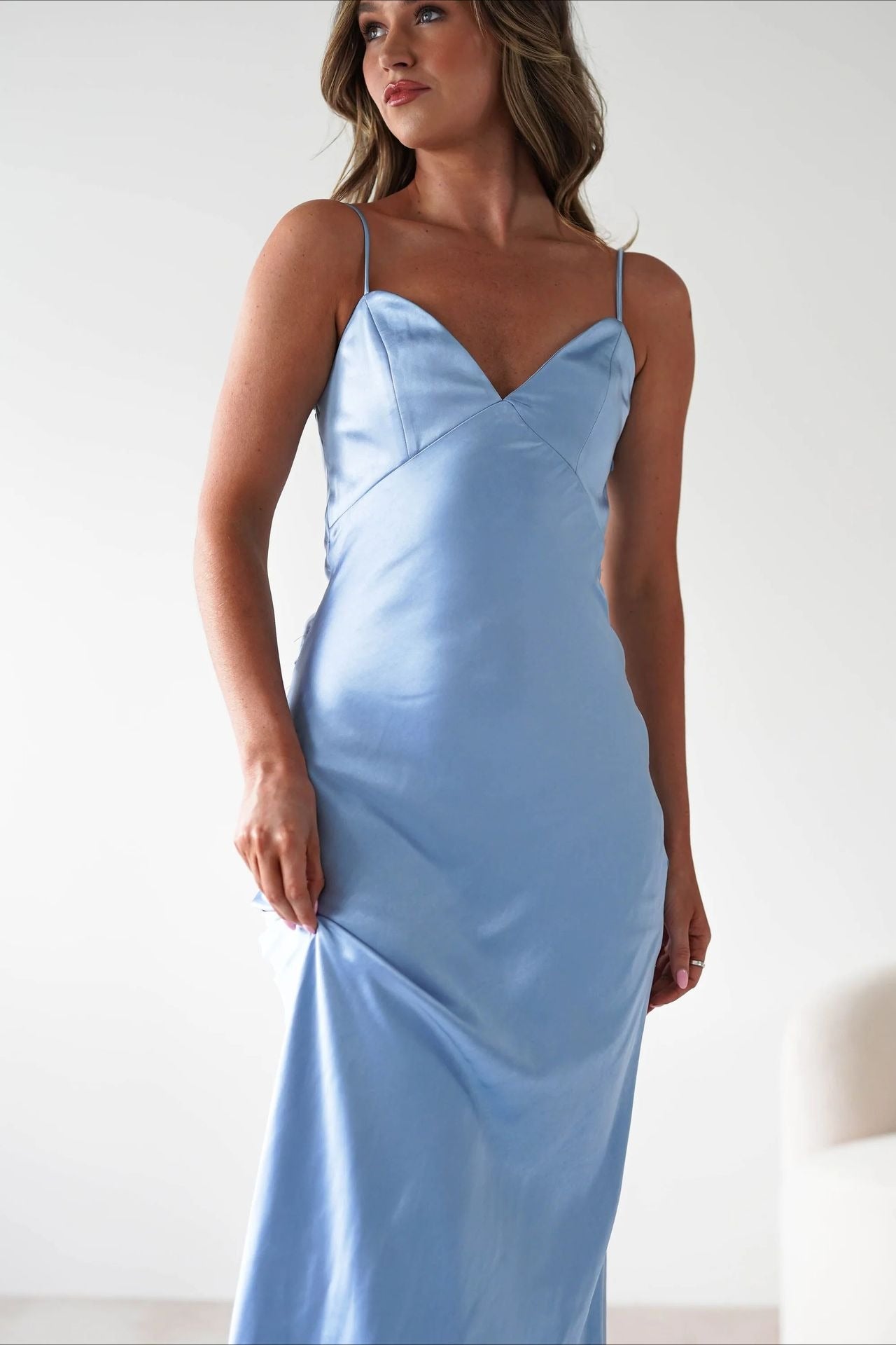 Vestido de fiesta sin espalda con lazo de satén