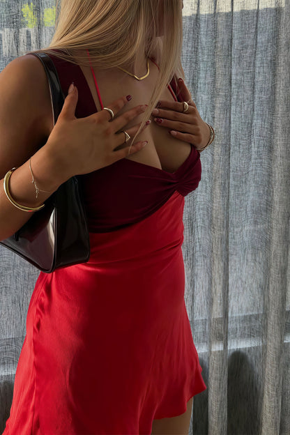 Minivestido sexy sin espalda de satén con tirantes