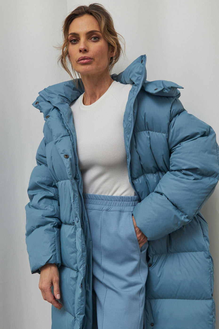 Chaqueta plumas extralarga con capucha
