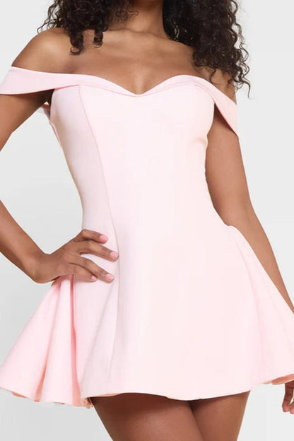 Vestido de cóctel sin espalda y con hombros descubiertos