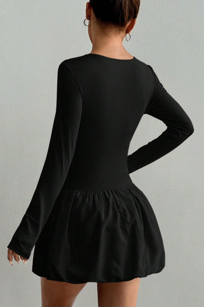 Minivestido elástico entallado de manga larga y volantes elegante