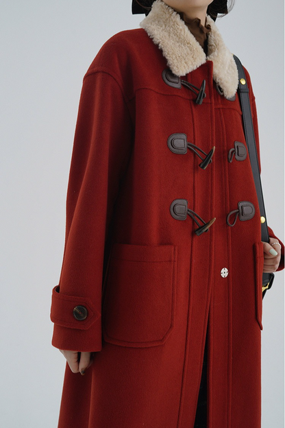 Abrigo rojo vintage de botones de cuerno con cuello de borrego