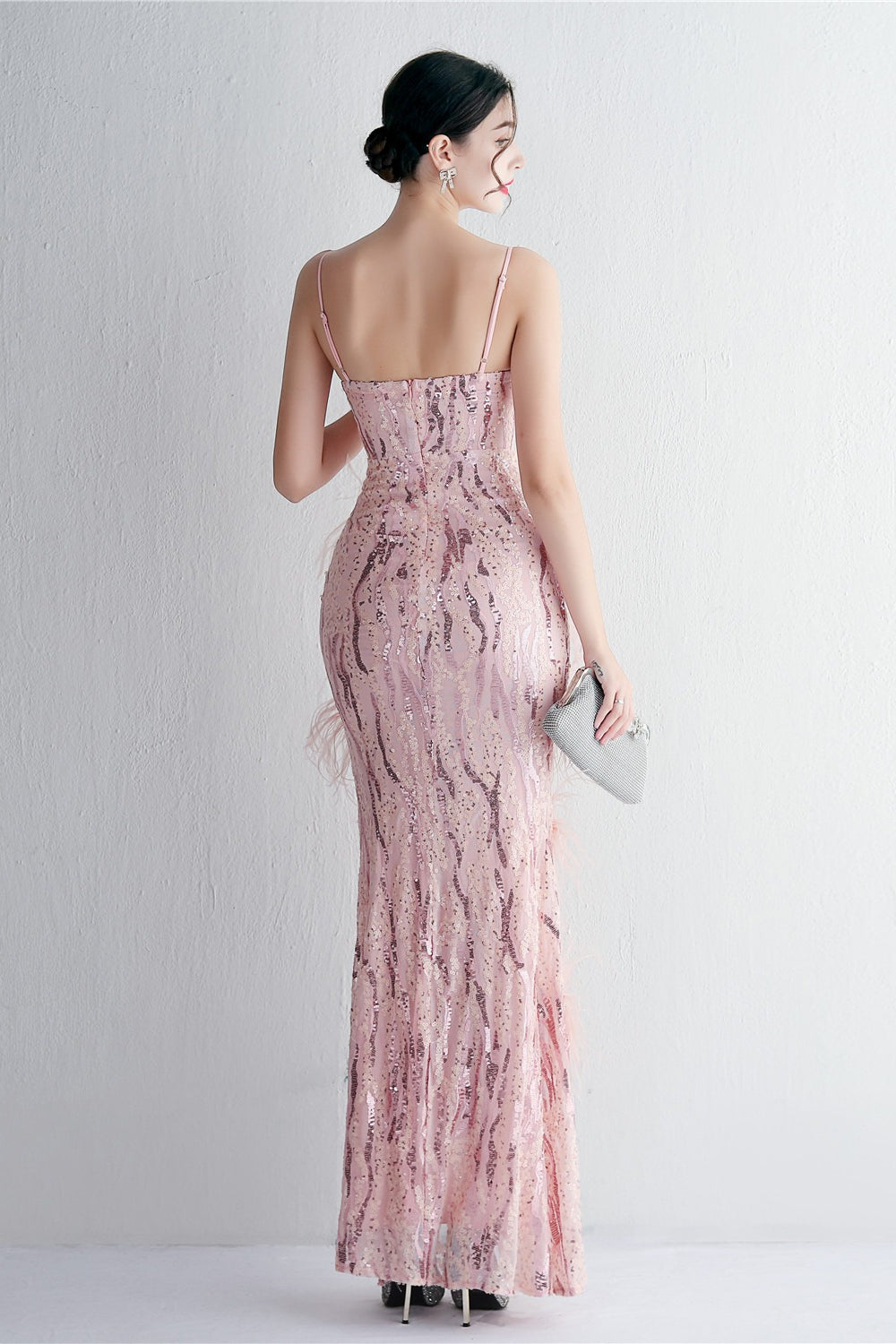 Vestido de noche ajustado con intrincados abalorios