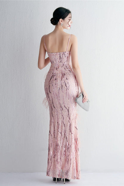 Vestido de noche ajustado con intrincados abalorios