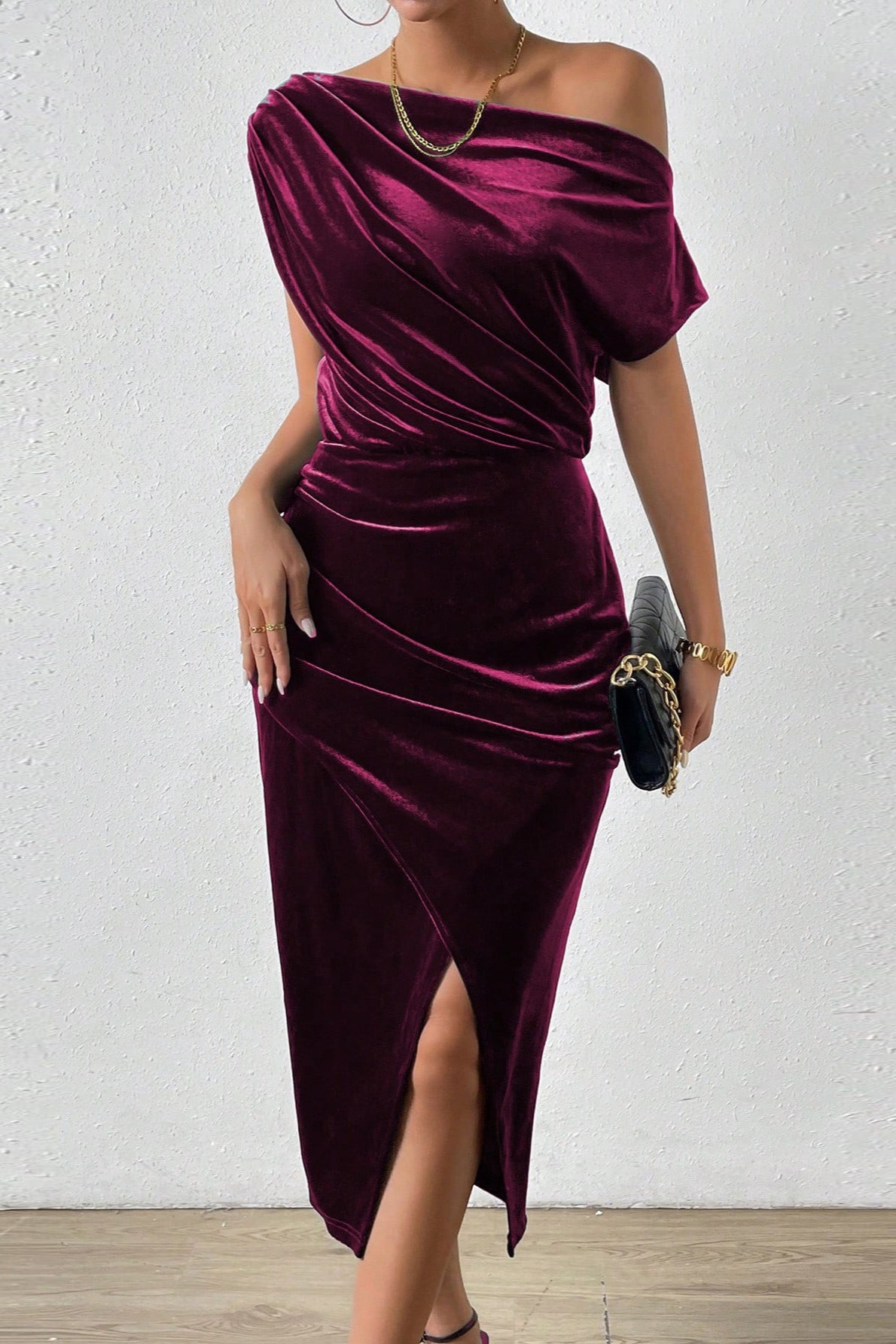 Vestido de cóctel ajustado con hombros descubiertos