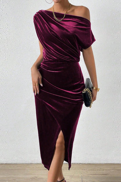 Vestido de cóctel ajustado con hombros descubiertos