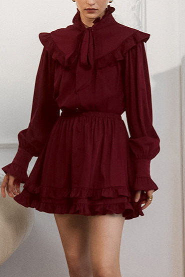 Vestido mini acampanado de manga larga con cordones y elegante corbatín