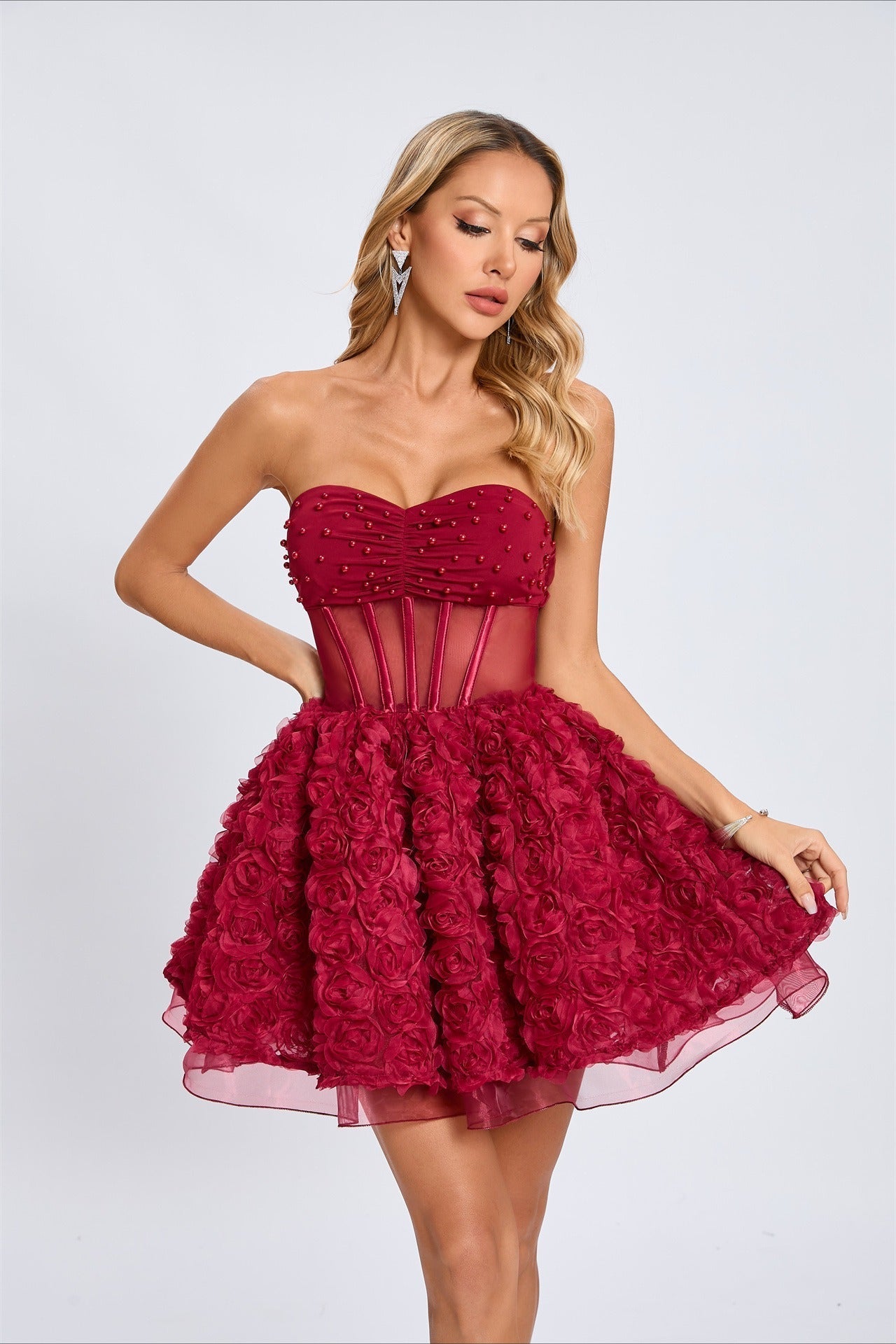 Vestido de fiesta sin tirantes con cuentas y mangas abullonadas