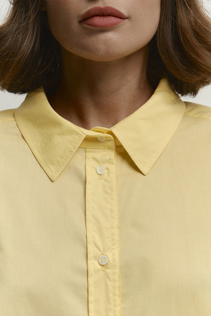 Camisa suelta de algodón amarilla con botones para ir al trabajo