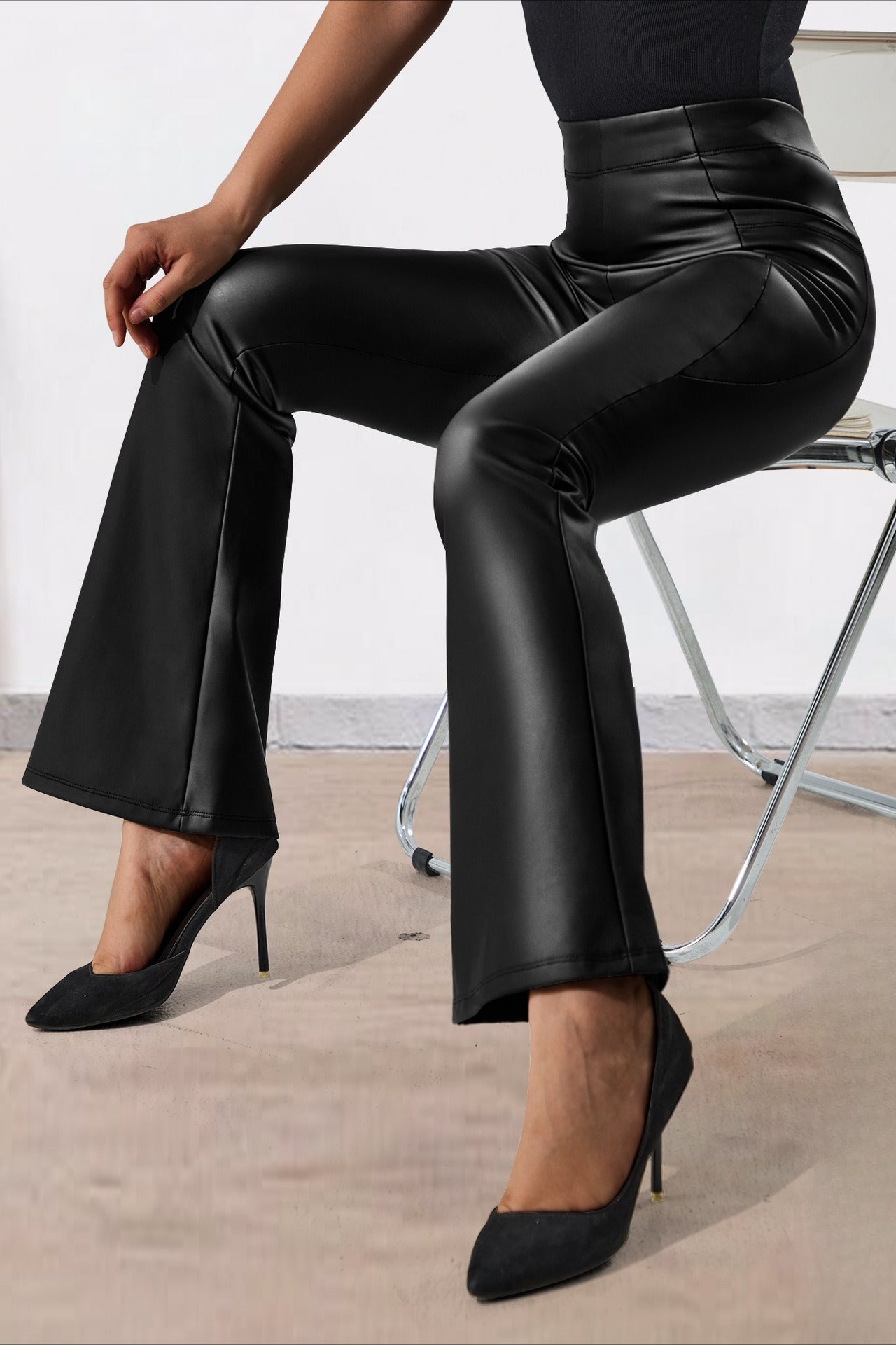 Leggings acampanados utilitarios de piel sintética con forro polar