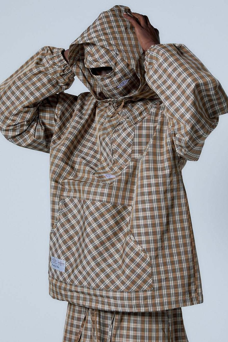Sudadera con capucha de cuadros escoceses vintage y media tapeta con máscara