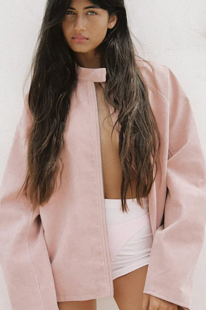 Chaqueta minimalista de ante con cuello alto