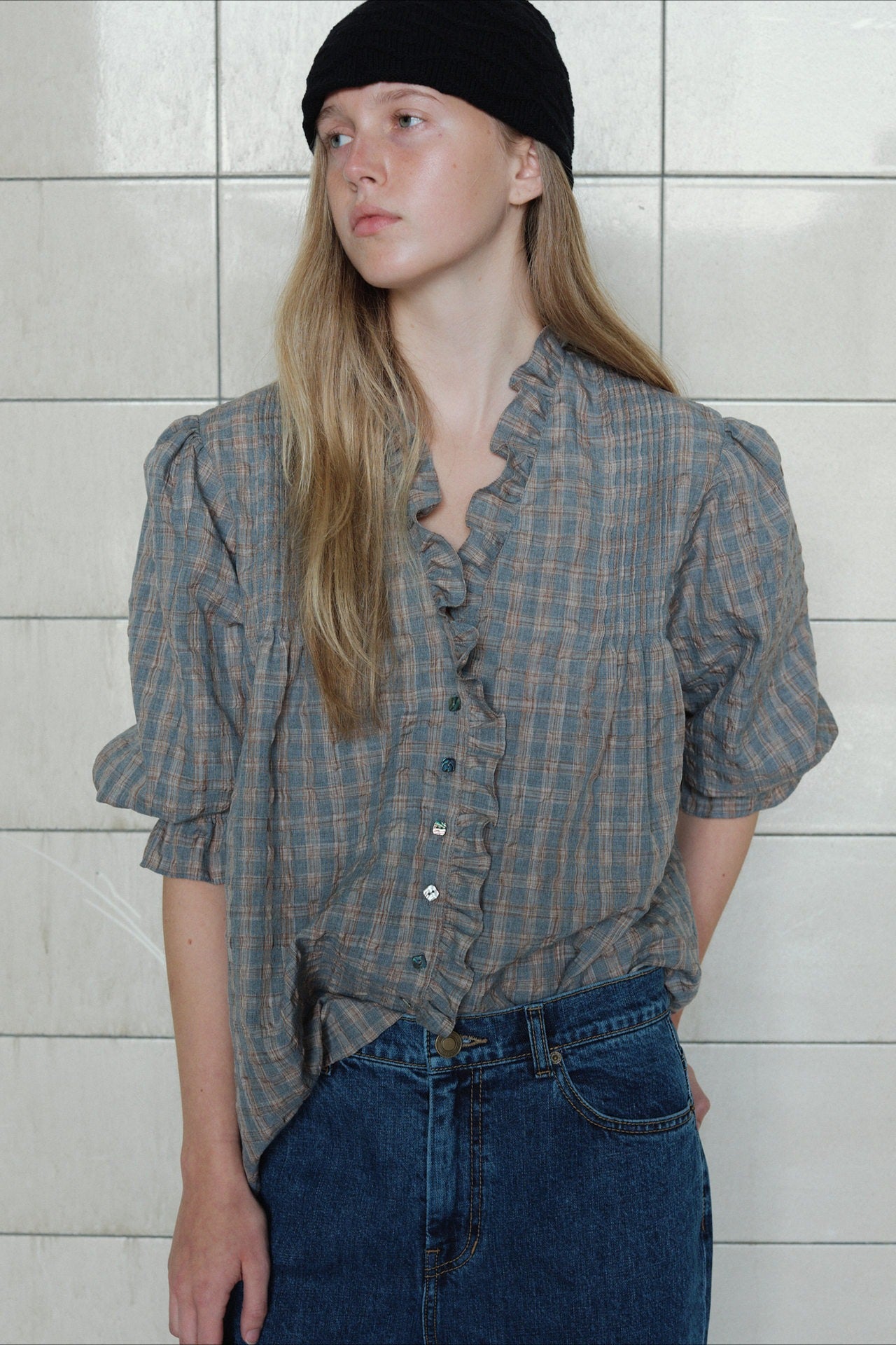 Blusa informal de manga larga a cuadros con volantes