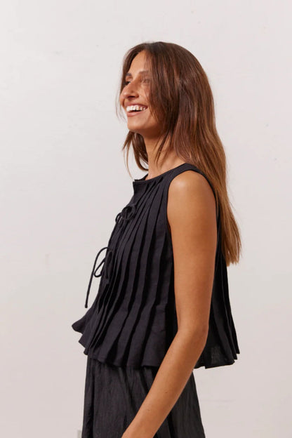 Camiseta de lino y algodón con volantes y lazo.