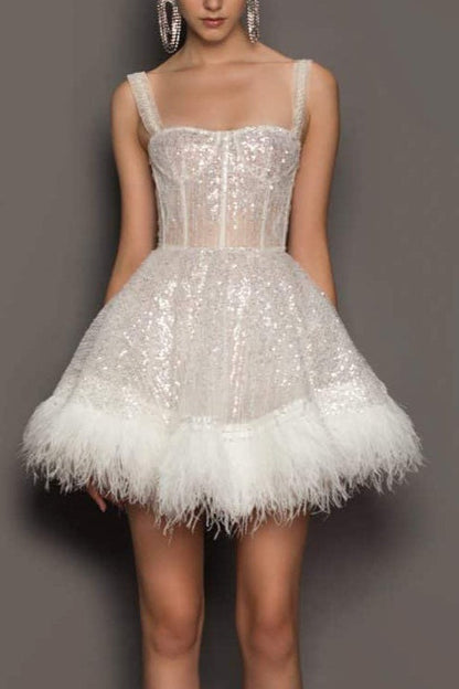 Vestido de fiesta sin tirantes con plumas y lentejuelas