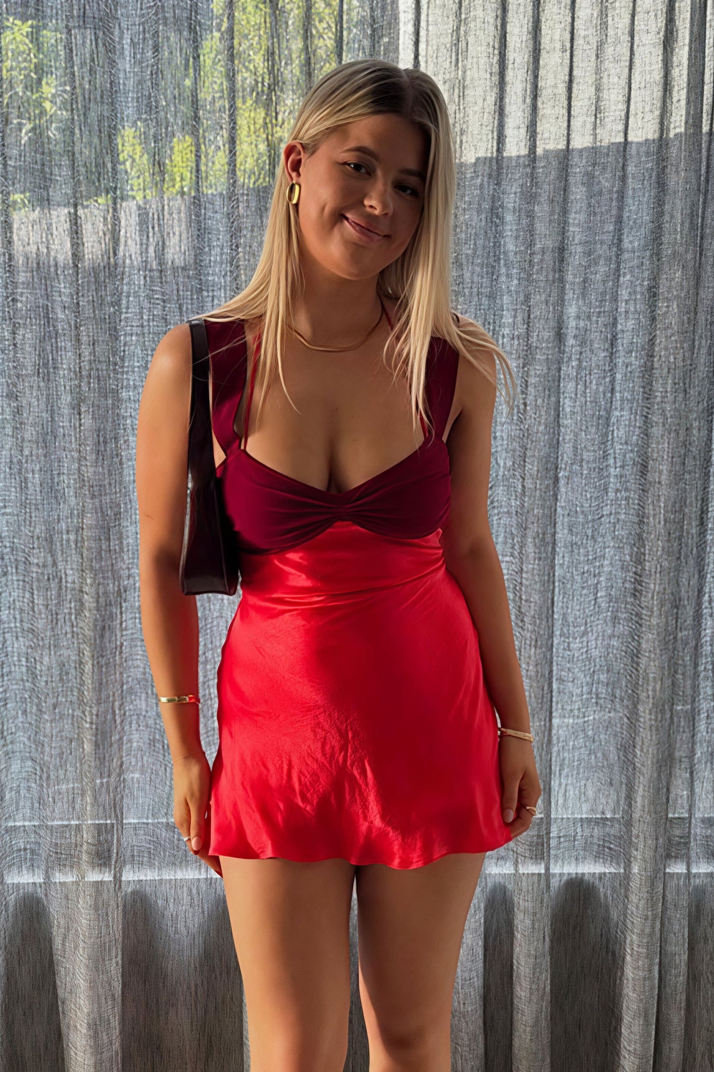 Minivestido sexy sin espalda de satén con tirantes