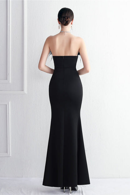 Vestido de fiesta elegante sin tirantes con ribete de plumas