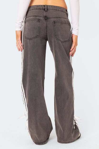 Vaqueros de pernera ancha con cordones y raya lateral