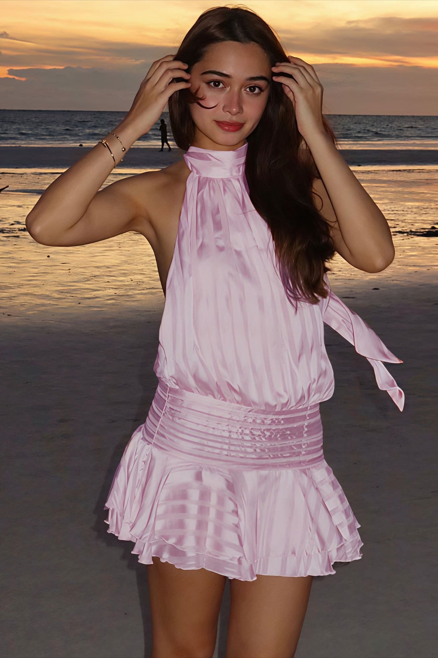Minivestido elegante de jacquard satinado a rayas con cuello halter