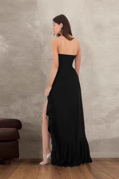 Vestido formal con bustier con volantes y abertura lateral
