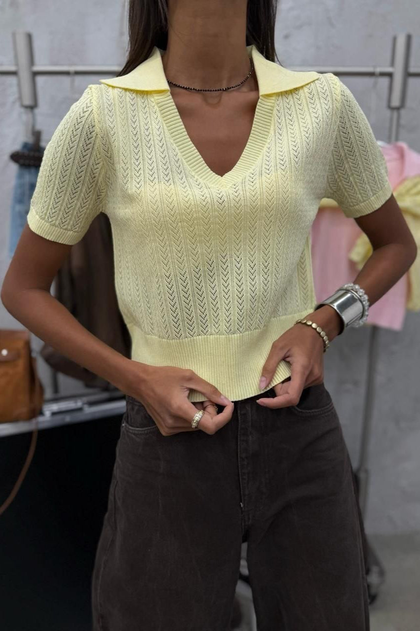 Camiseta corta de punto con cuello de pico sólido minimalista