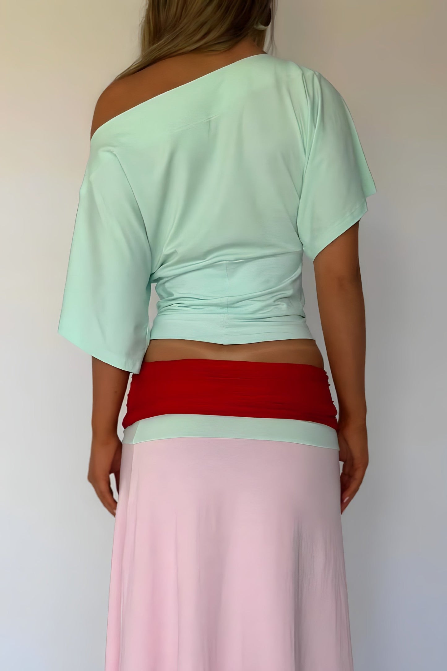 Blusa corta ajustada con un solo hombro