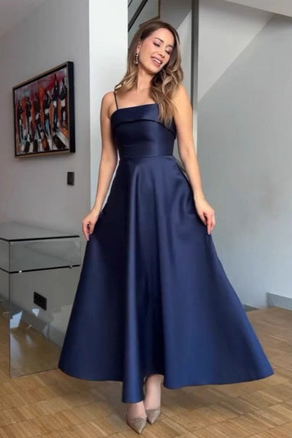Elegante vestido de noche vintage de satén liso
