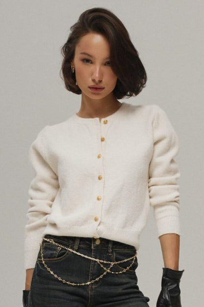 Cárdigan minimalista de punto con cuello redondo y hebilla dorada