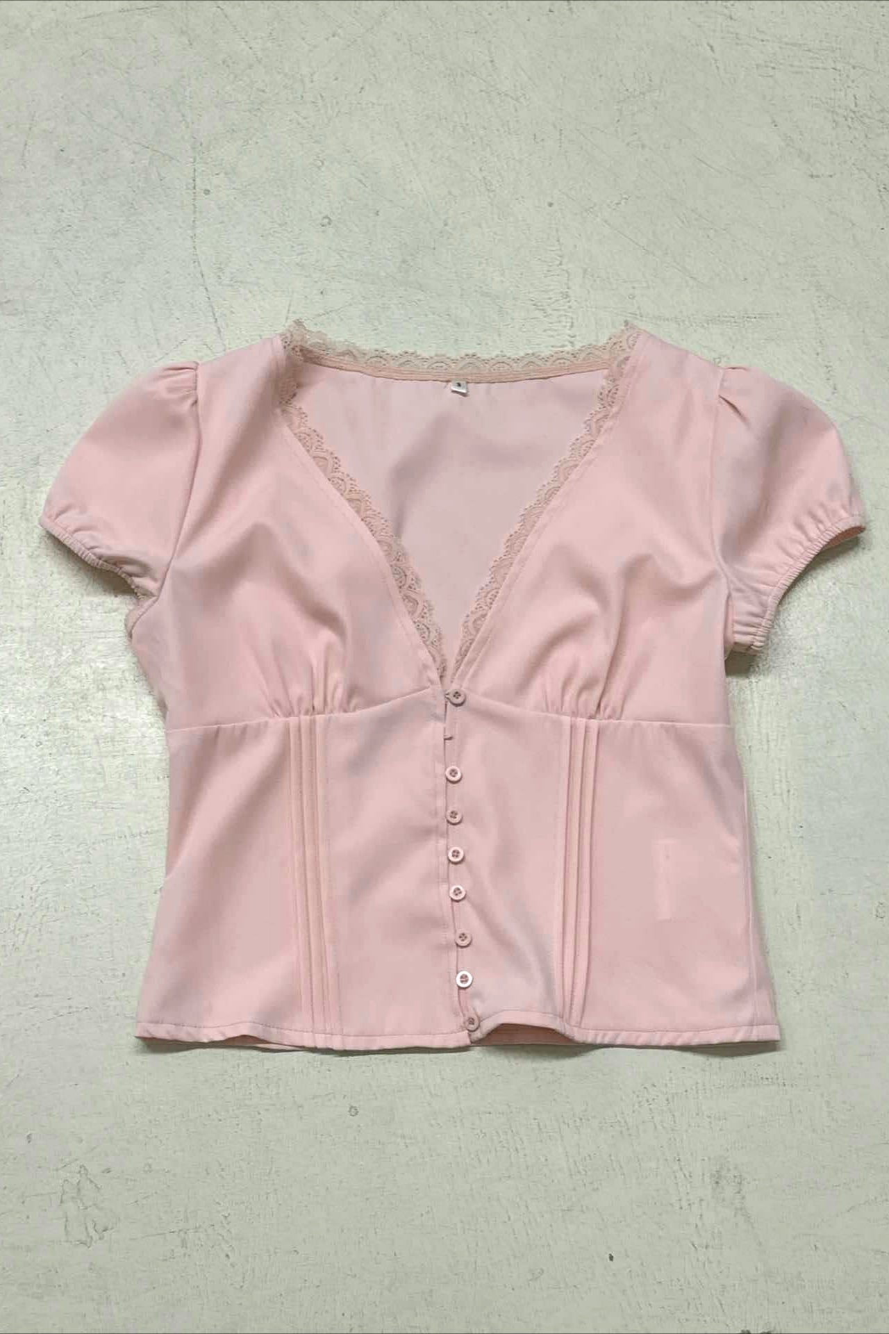 Blusa de encaje con retales, cuello de pico y mangas abullonadas