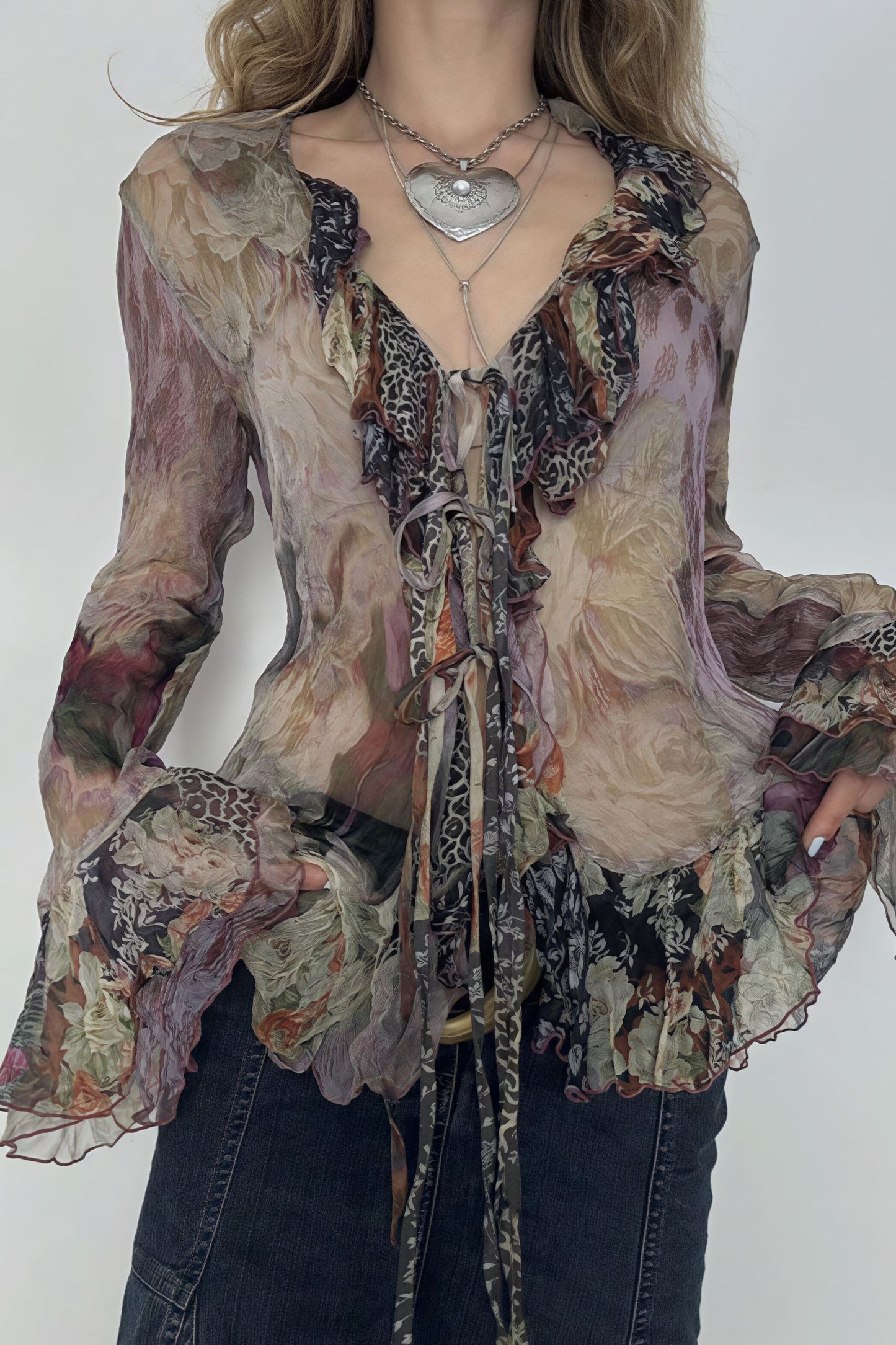 Blusa con volantes en las mangas y diseño tie-dye