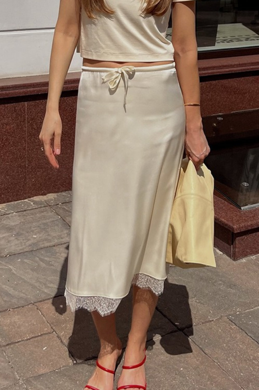 Falda midi elegante con ribete de encaje y lazo en la cintura